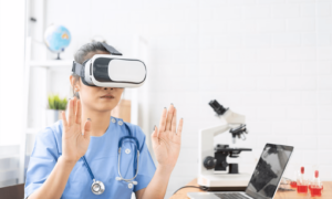 Medizinische Fachangestellte in Finnland trägt VR-Brille, symbolisiert Innovation in der finnischen MedTech-Branche