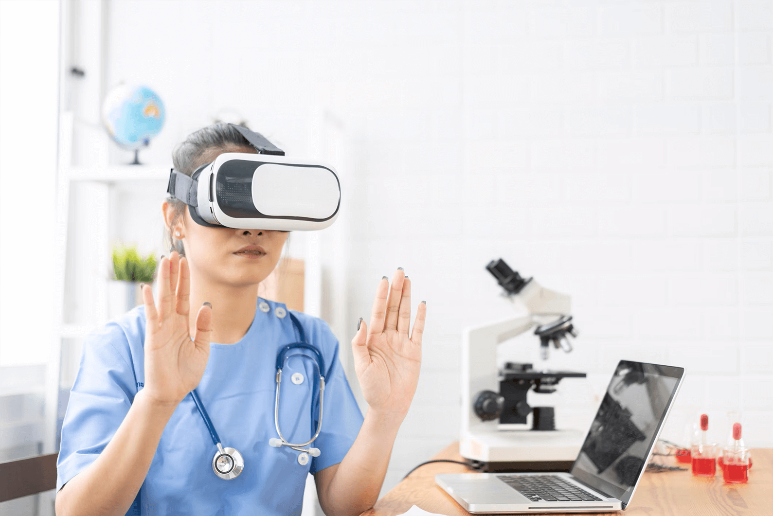 Medizinische Fachangestellte in Finnland trägt VR-Brille, symbolisiert Innovation in der finnischen MedTech-Branche