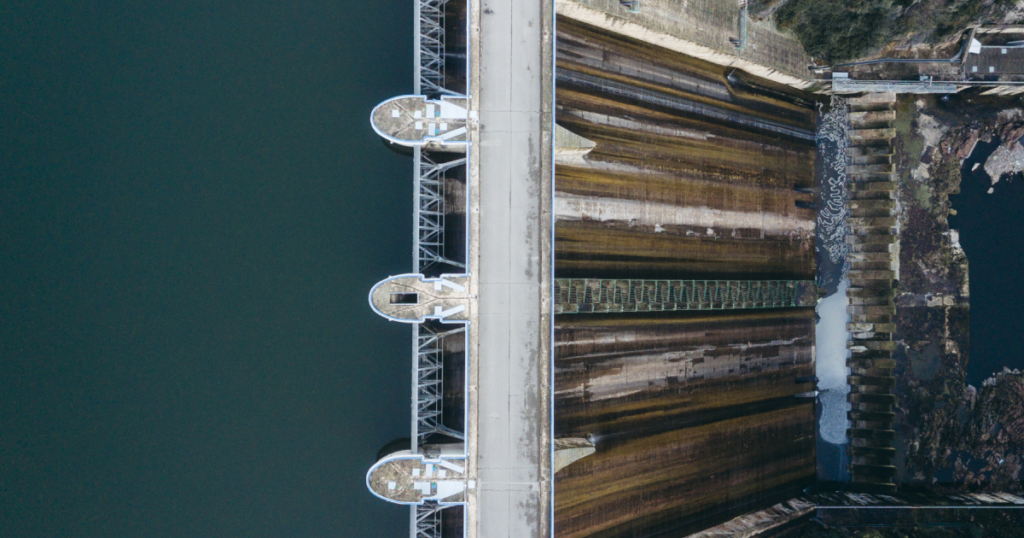 Wasserkraftwerk aus der Vogelperspektive