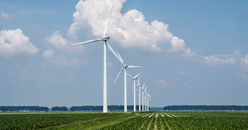 Windkraftanlagen in einer Reihe auf einem Feld